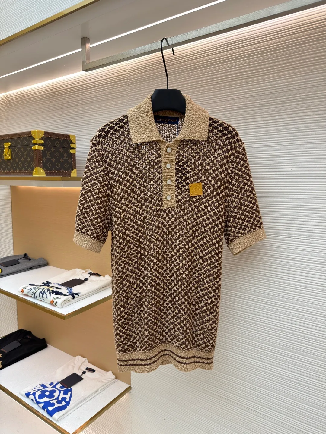 LOUIS VUITTON short-sleeved knitted mesh Polo shirt ●Original version: Purchased and developed for 17999 ●Item number: 1682531-B20 ●Fabric: cotton fabric ●Technology: knitted ●Color: brown ●Version: fitted version ●Weight: about 340 grams ●Size: S-M-L-XL ●Description: This LOUIS VUITTON houndstooth knitted Polo shirt is woven with high-quality wool blended gold and silver threads. It uses jacquard knitting technology to create a houndstooth texture. The pattern is three-dimensional and full of metallic luster. The fabric is both soft and skin-friendly and stiff, and is not easy to pill or snag. The neckline is a classic Polo lapel design, the custom-made mother-of-pearl buttons at the placket have a warm texture, and the brand metal logo on the body is hand-inlaid, which is strong and highlights the luxury quality. The cuffs and hem are ribbed in the same color, with moderate elasticity to fit the body shape. The overall cut is a loose silhouette, the shoulders are seamlessly spliced, the stitching is straight and fine, the customized accessories and three labels are complete, and the detailed craftsmanship shows the brand's ingenuity. It is suitable for various wear scenarios such as daily leisure and light business. The overall wiring is straight and delicate, the fabric is comfortable and soft, and the color is consistent without color difference. It can be matched with the same style to create a fashionable look and control various occasions. Customized accessories, complete with three standards, same style for men and women!